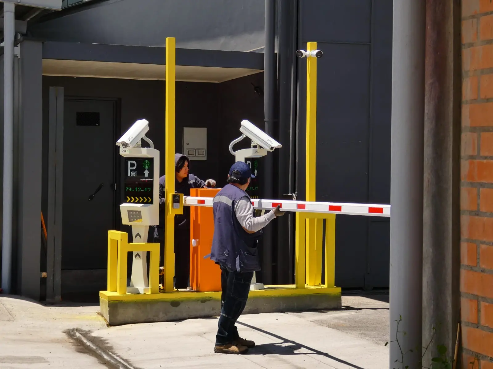 Barreras vehiculares automáticas con reconocimiento de placas