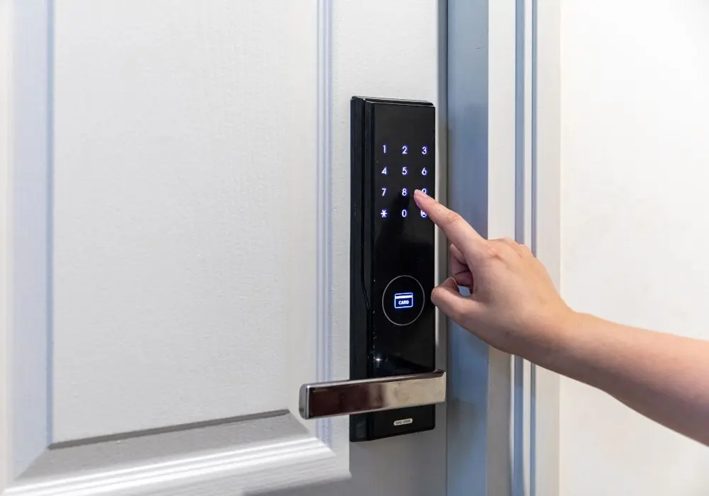 Cerradura inteligente instalada en la puerta de una oficina